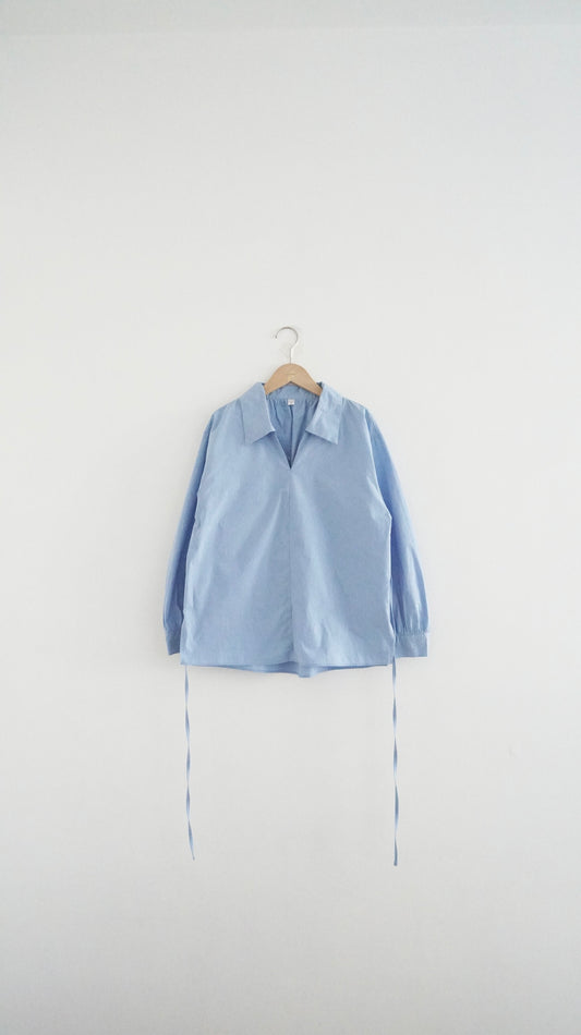 light v-neck shirt in lake blue (flawed)