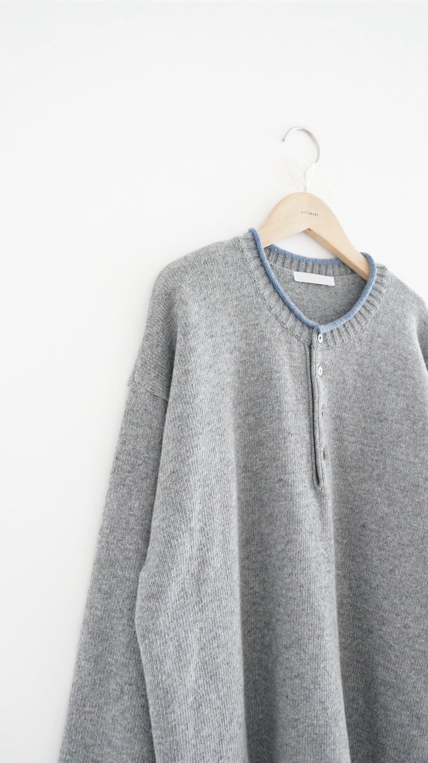 patchwork round sweater in grey x baby-blue
