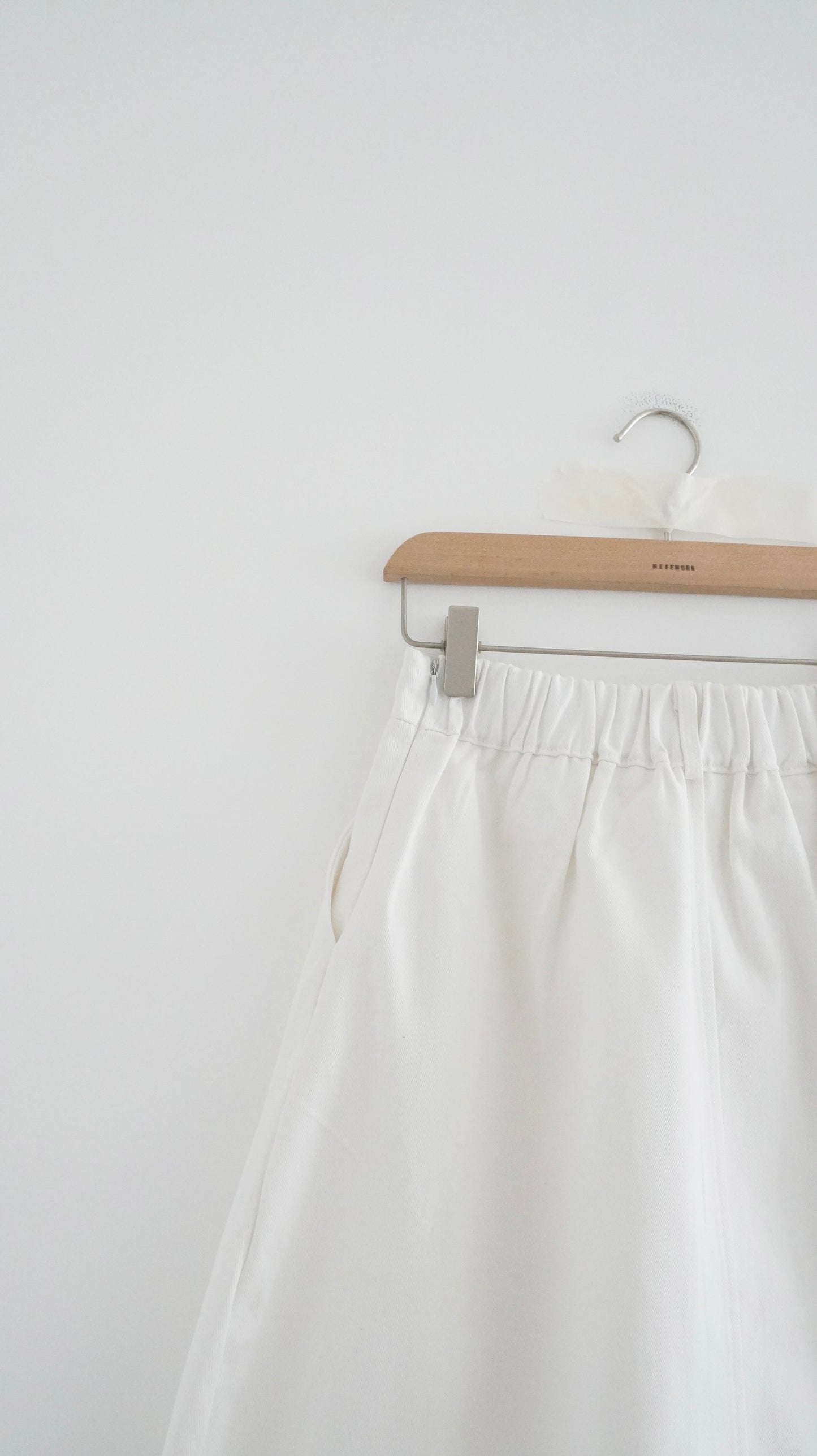 minimalist midi skirt in white (flawed)