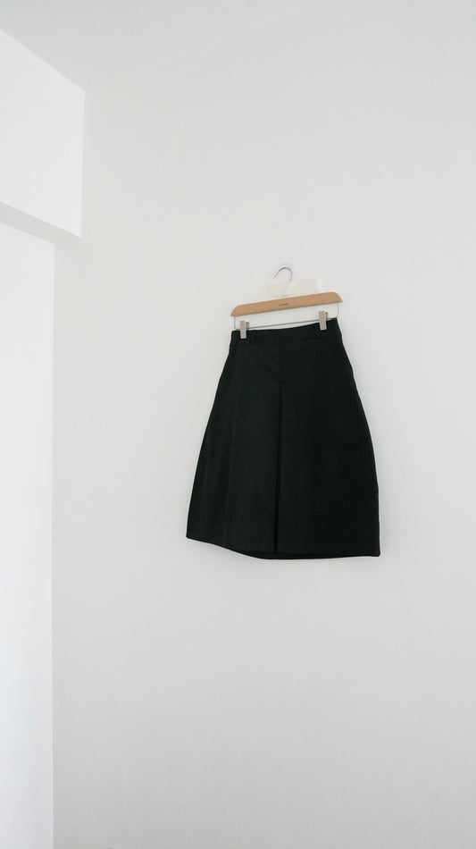 minimalist midi skirt in black (pre-order)