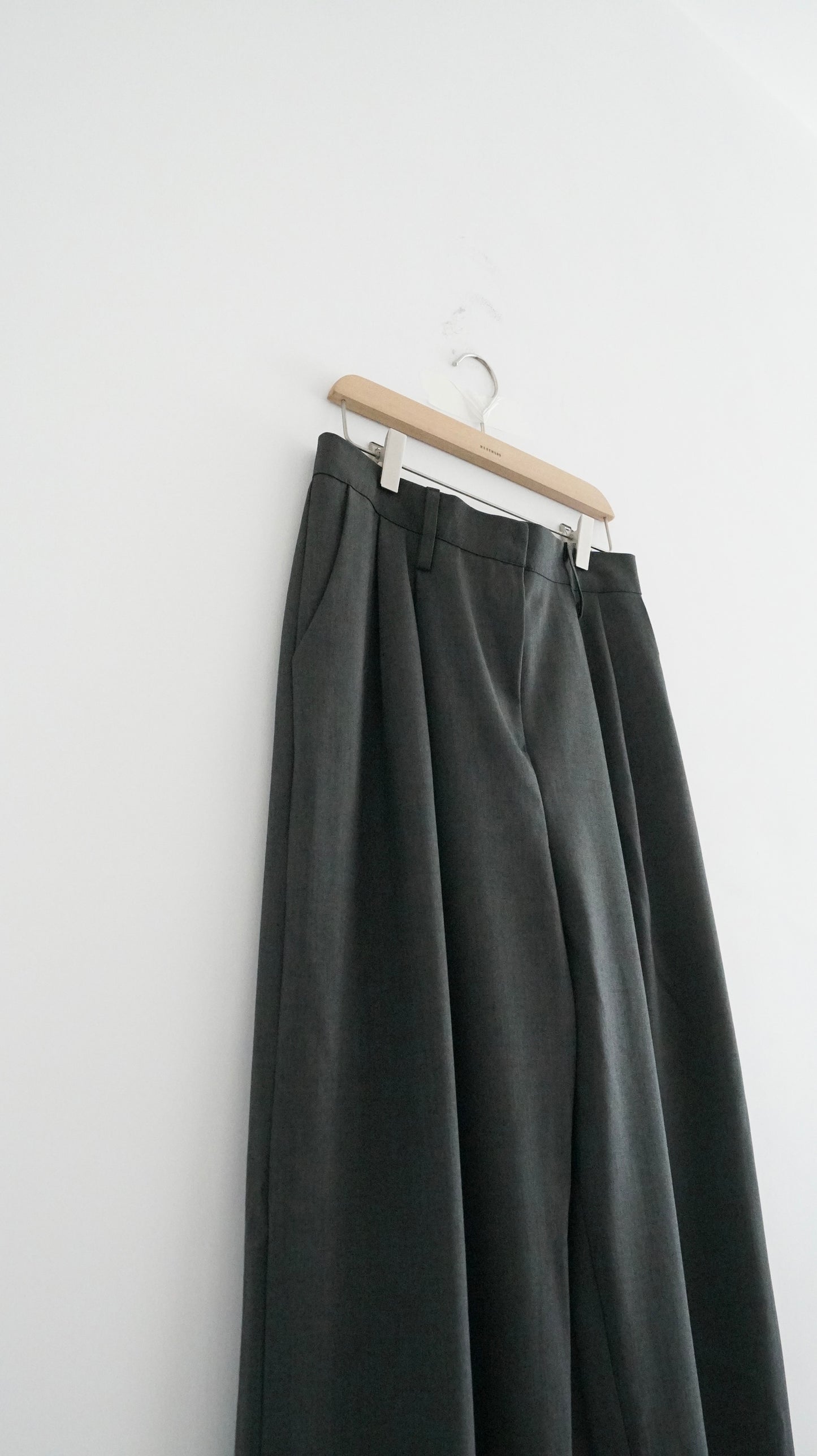 classic low-waisted wide pants in grey (pre-order)