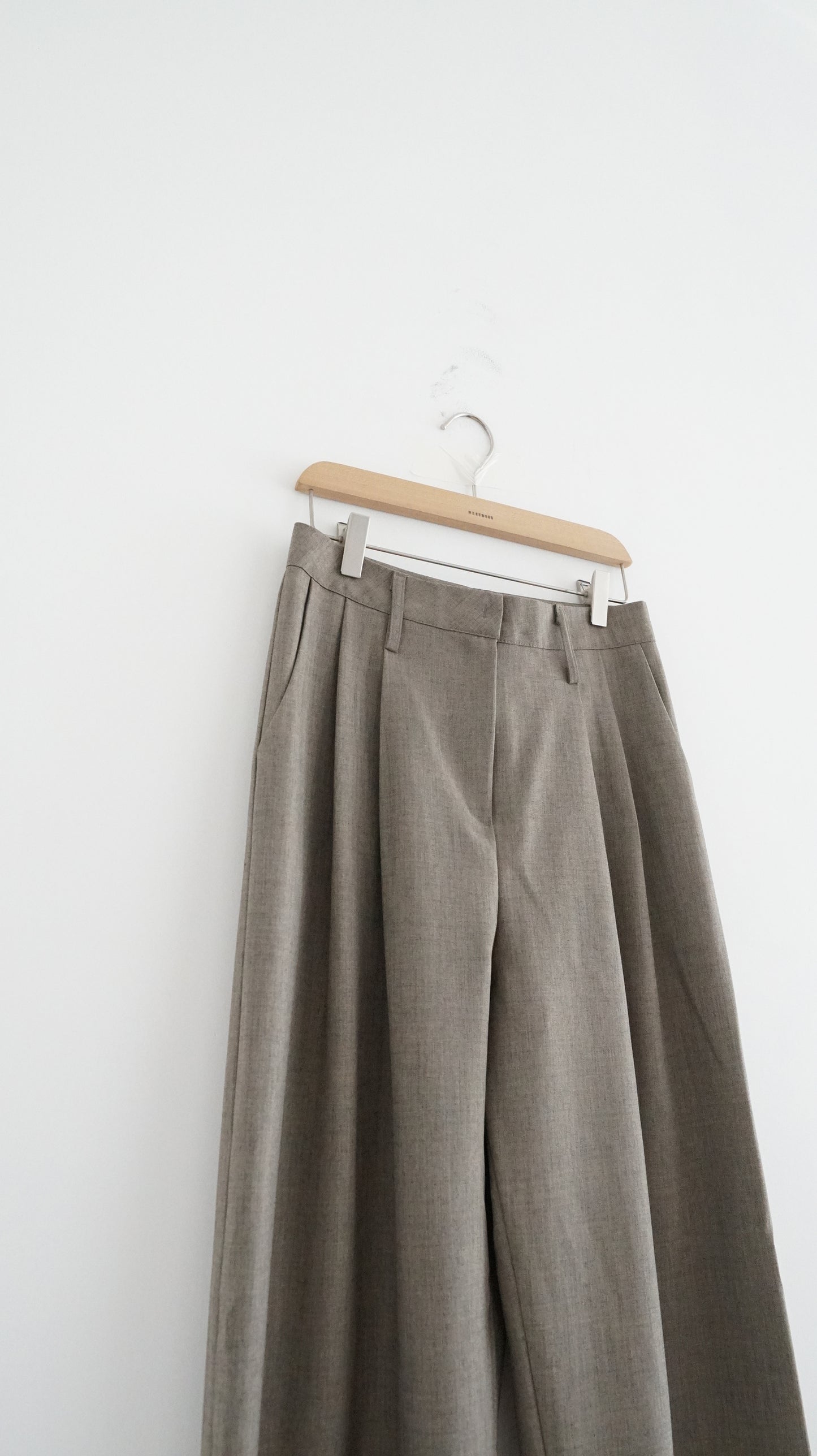 classic low-waisted wide pants in khaki (pre-order)