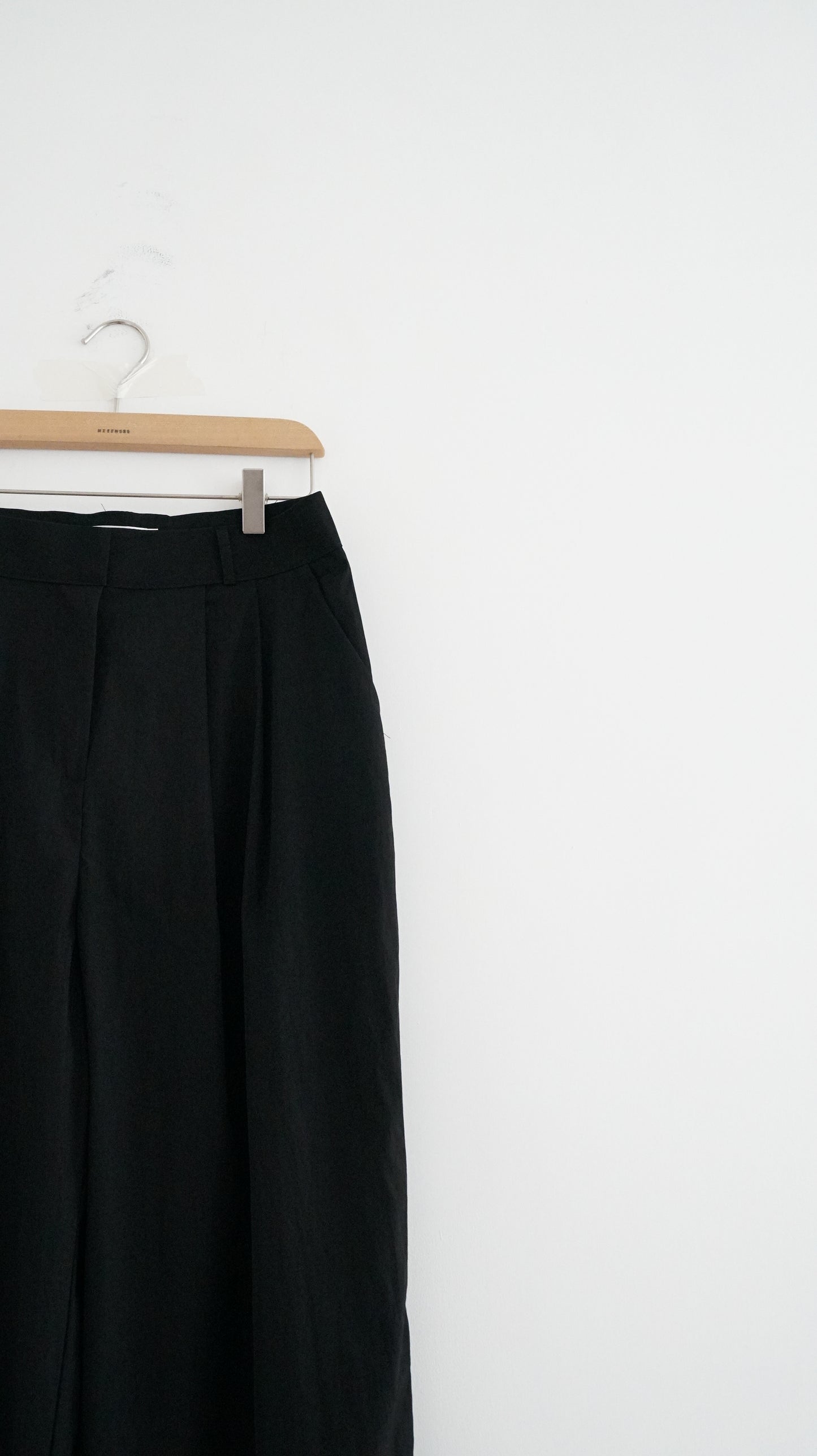 lightproof low-waist trousers in black (pre-order)