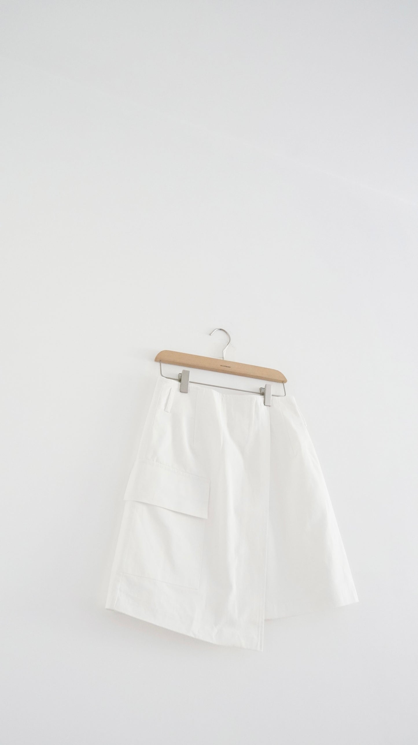 pocket midi skirt in white (flawed)