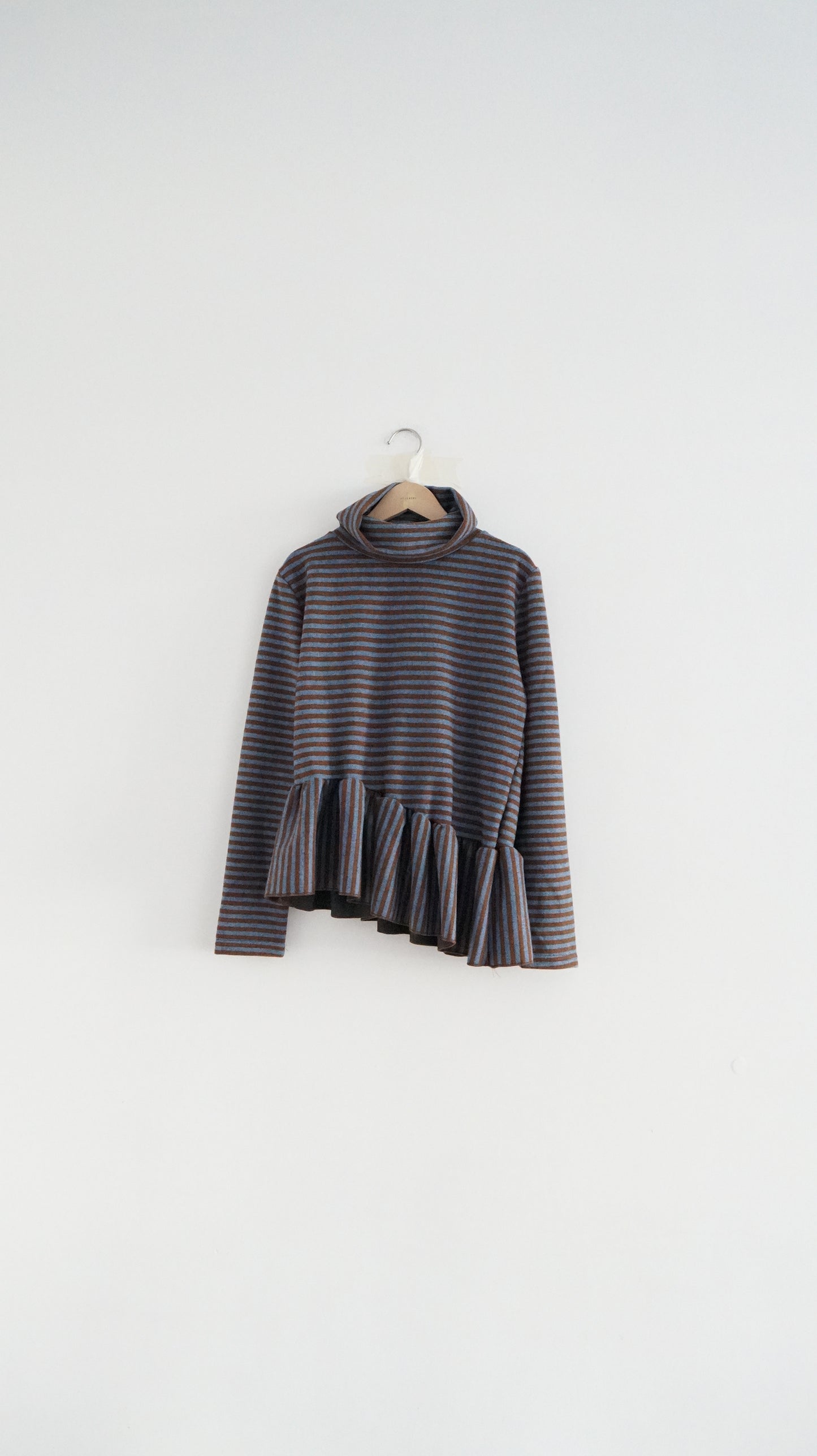 turtle-neck striped inner shirt in blue x brown