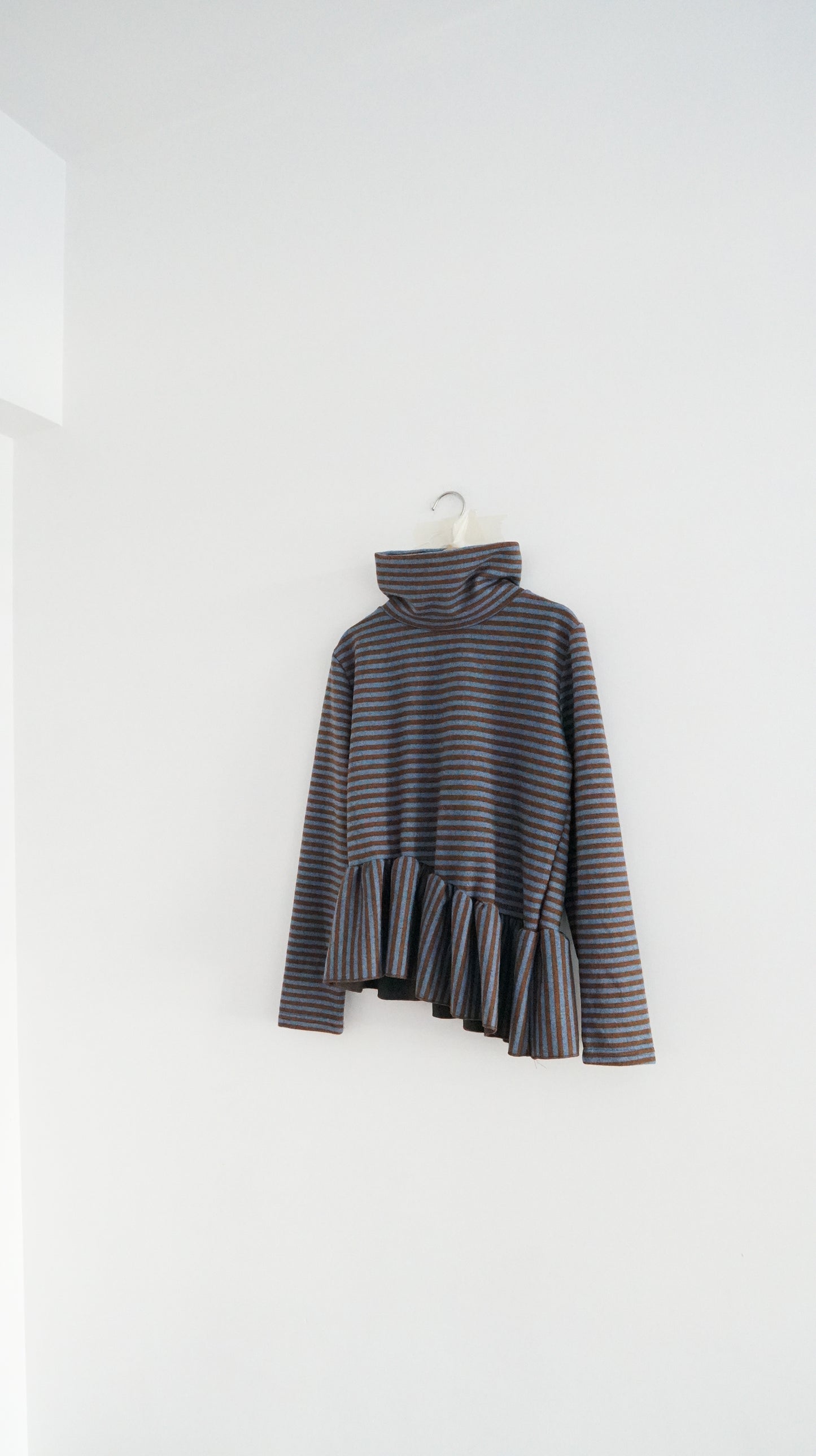turtle-neck striped inner shirt in blue x brown