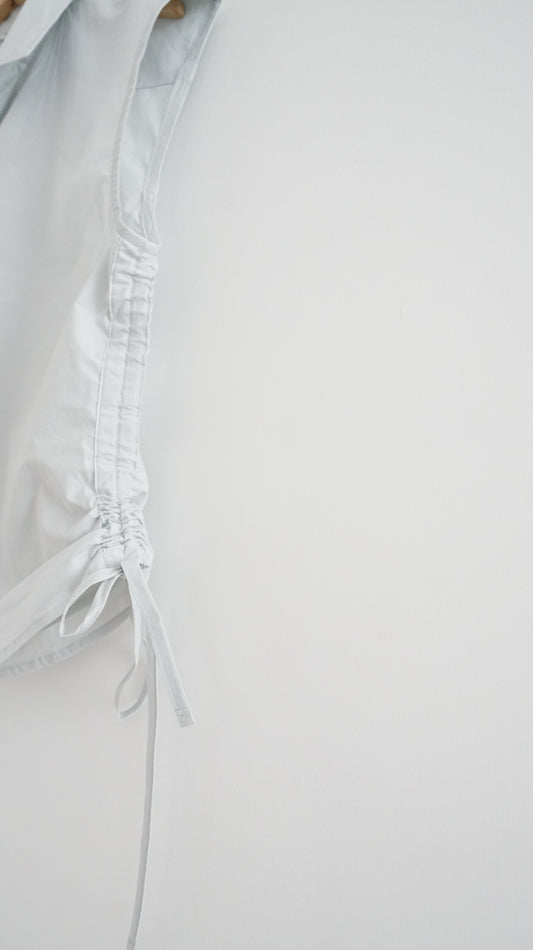 Side pleated ribbon shirt in light grey