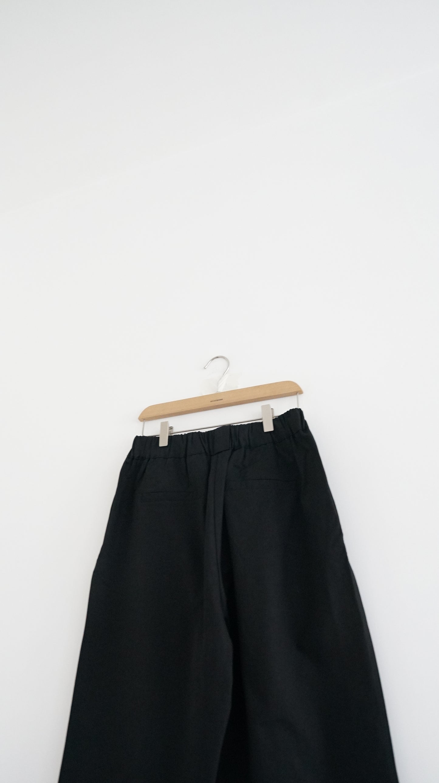 tapered nine pants in black (M)