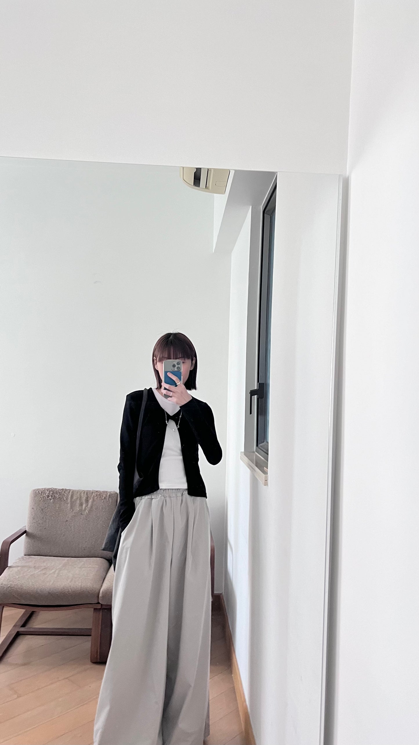 skinny v-cardigan in black (pre-order)