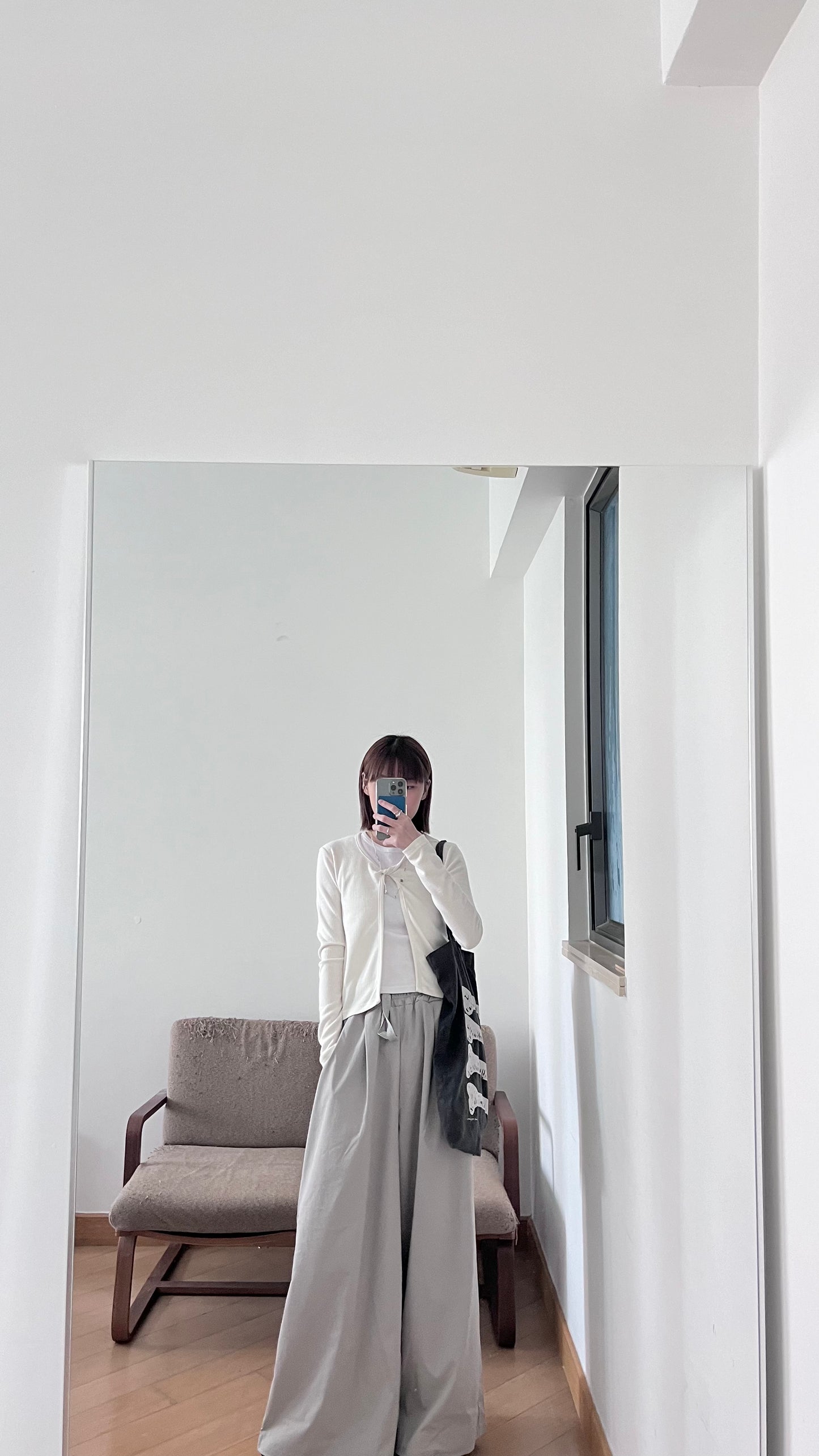 skinny v-cardigan in white (pre-order)
