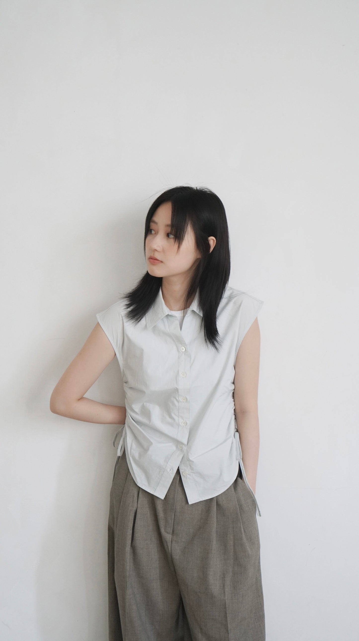 Side pleated ribbon shirt in light grey