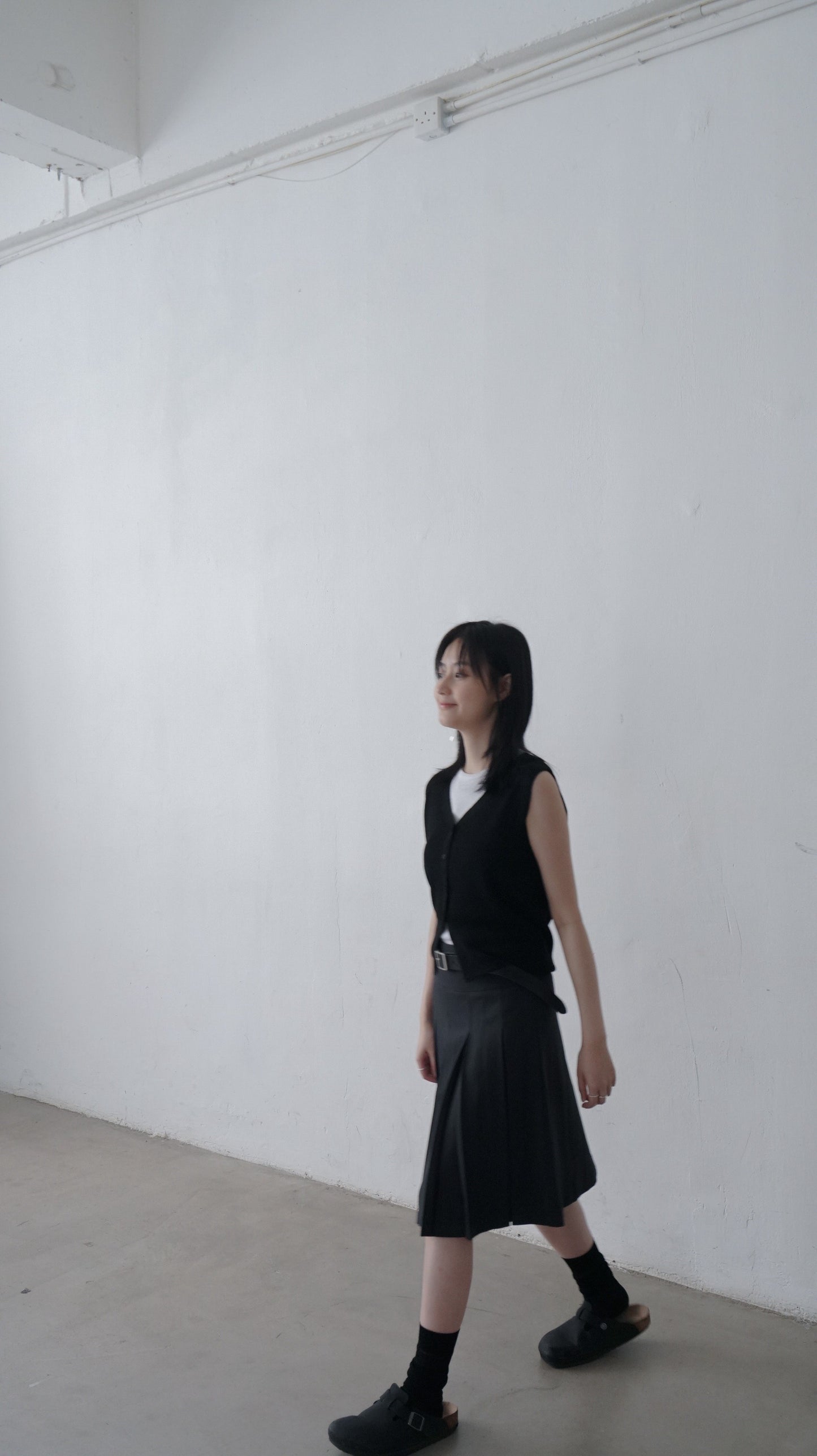 minimalist linen vest in black (pre-order)