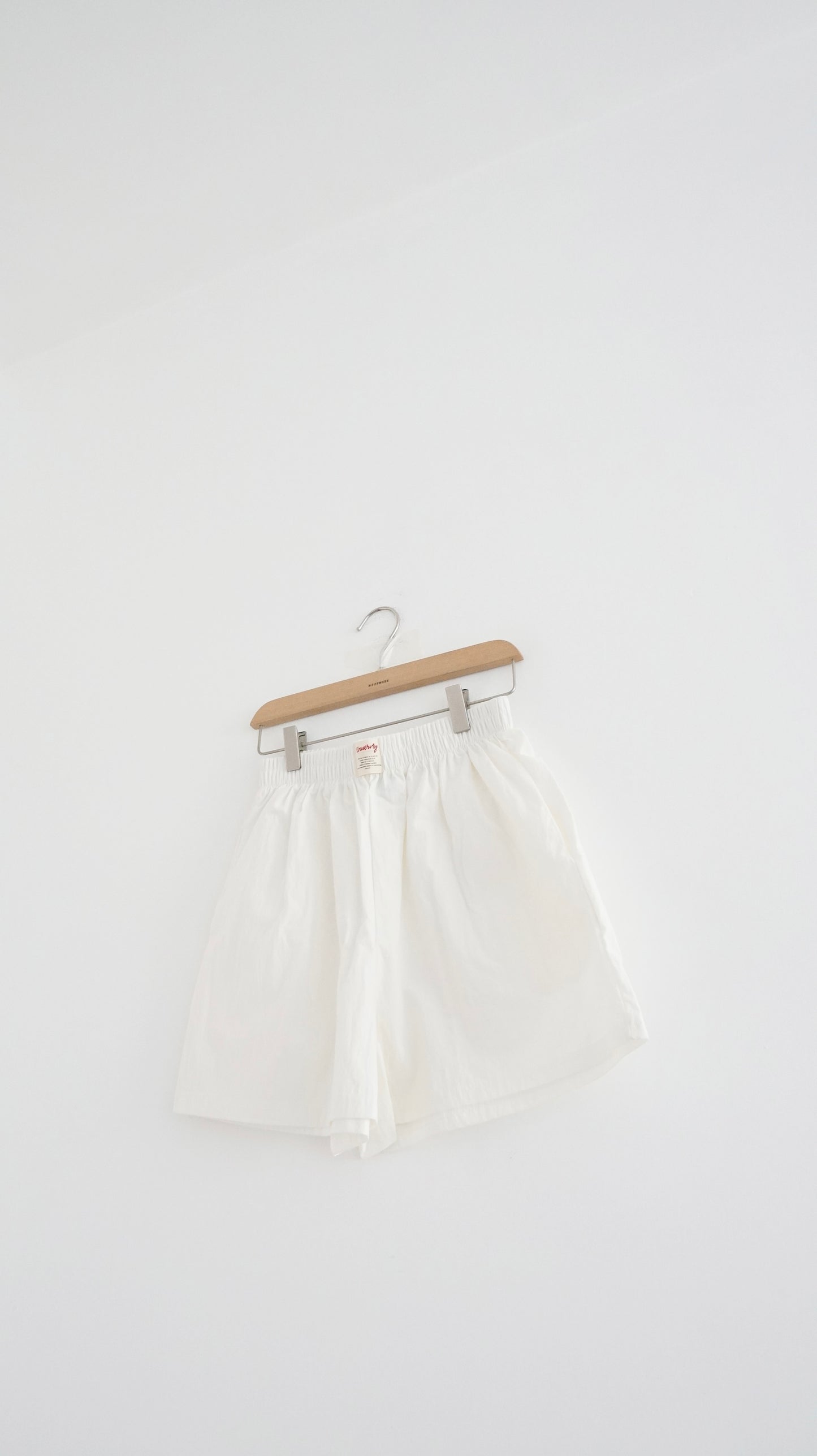 minimalist short in white