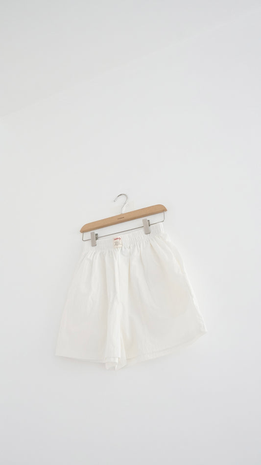 minimalist short in white