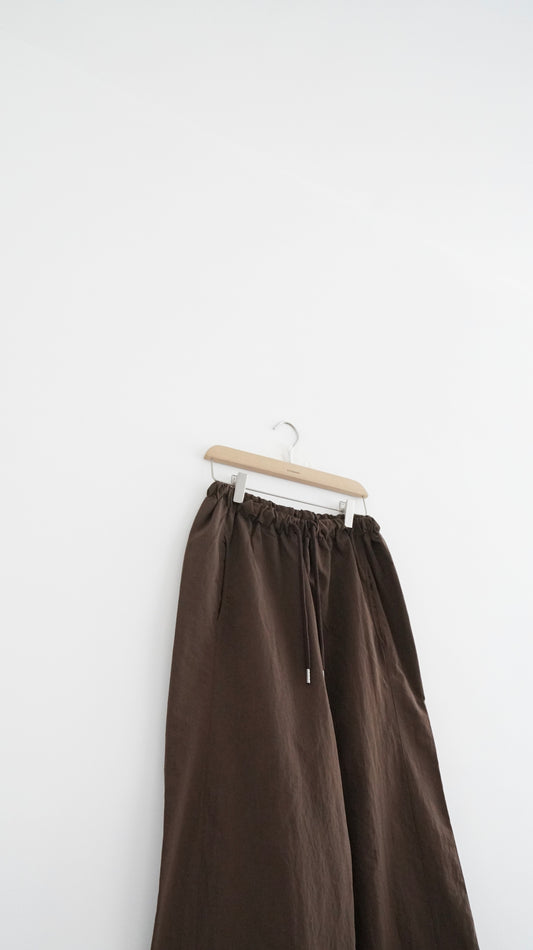 ultra-lightweight elastic pants in brown