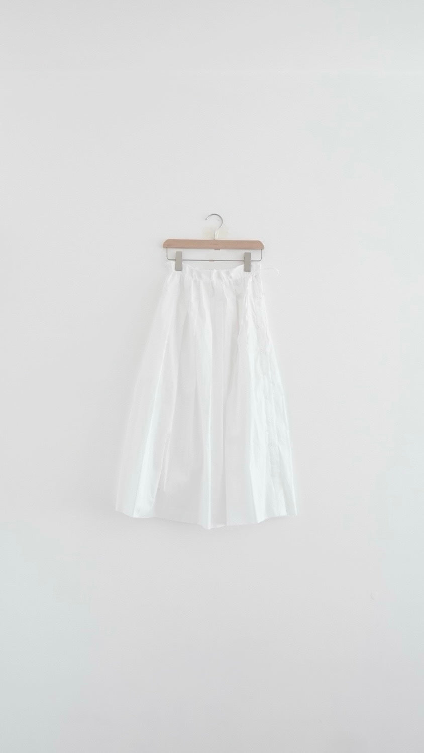 atelier waist pleated maxi skirt in white (pre-order)