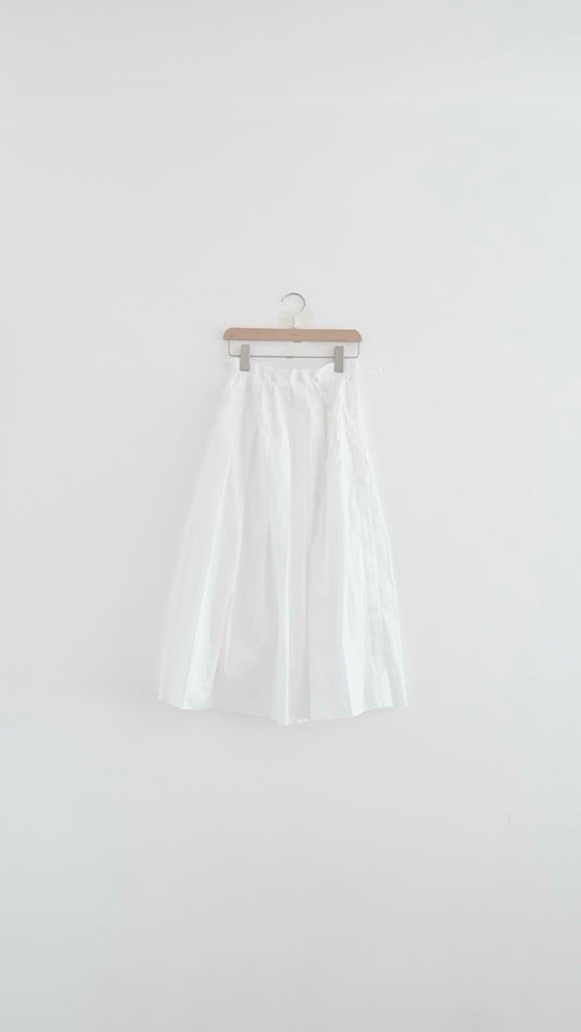 atelier waist pleated maxi skirt in white (pre-order)