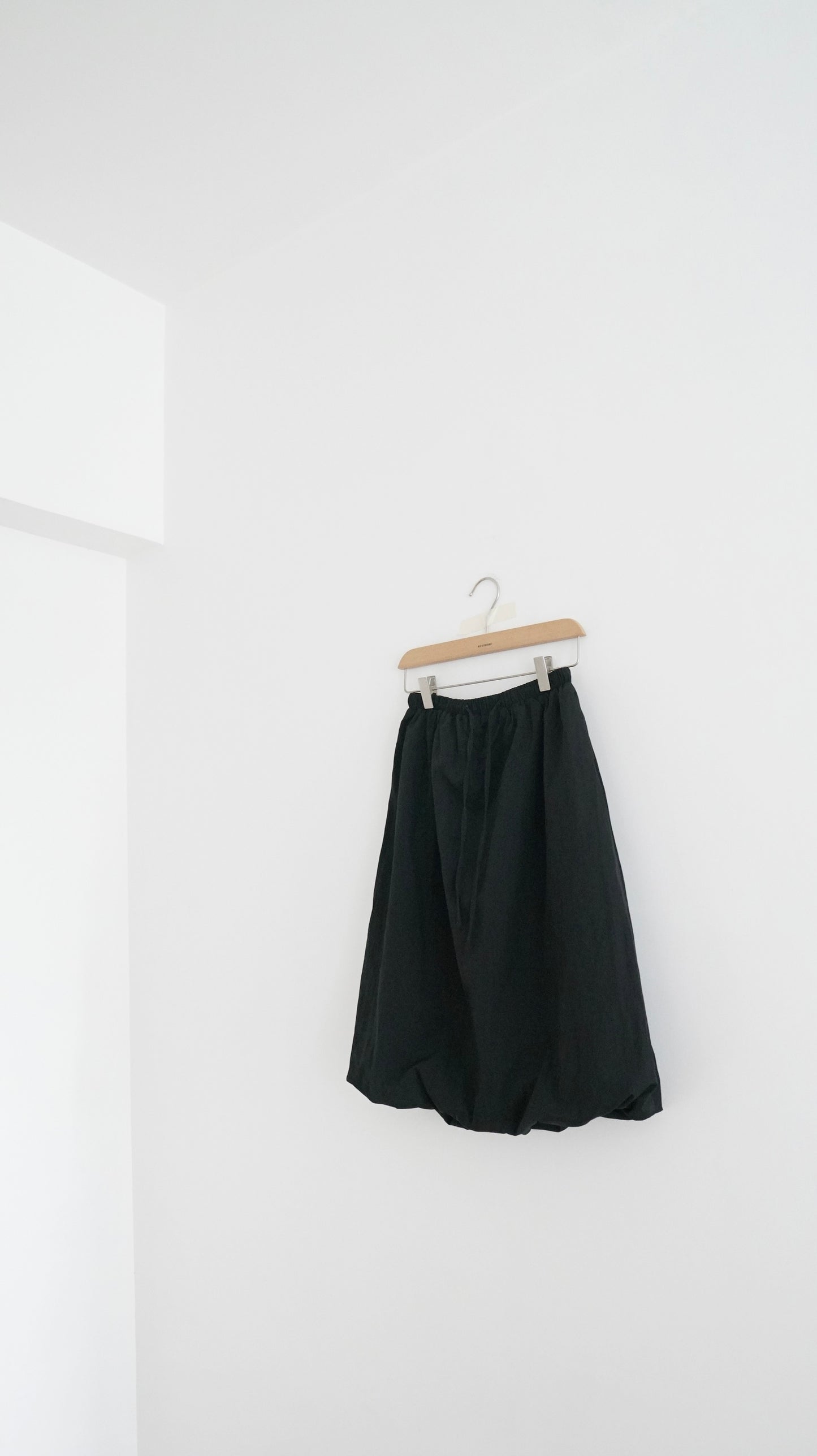 everyday puff midi skirt in black (pre-order)