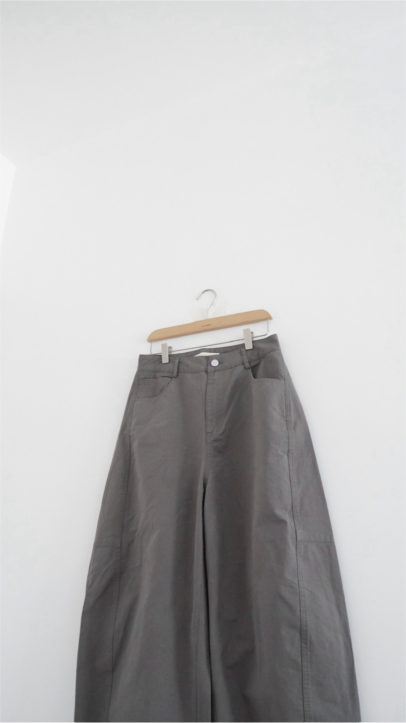 cocoon silhouette tapered pants in charcoal (M)