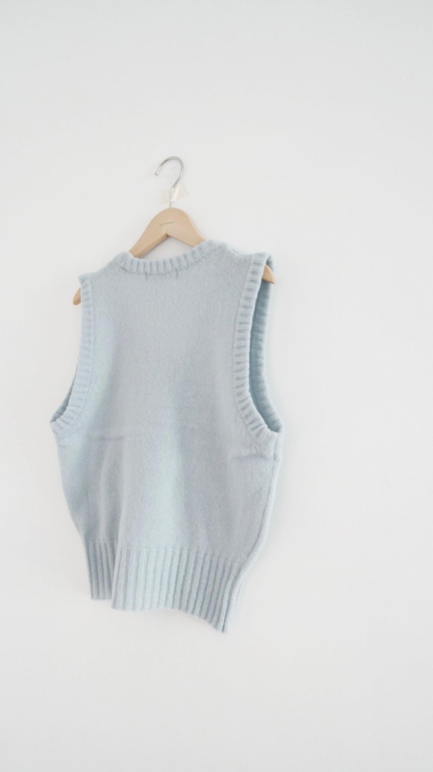 sheer knit vest in sora ( pre-order )