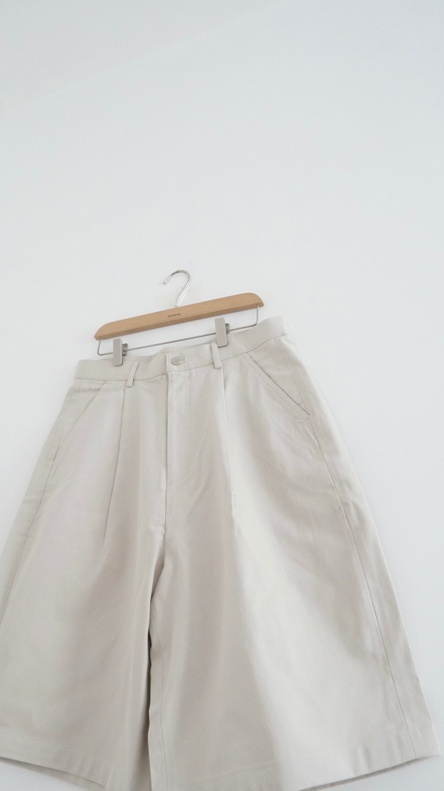 bermuda shorts in ivory
