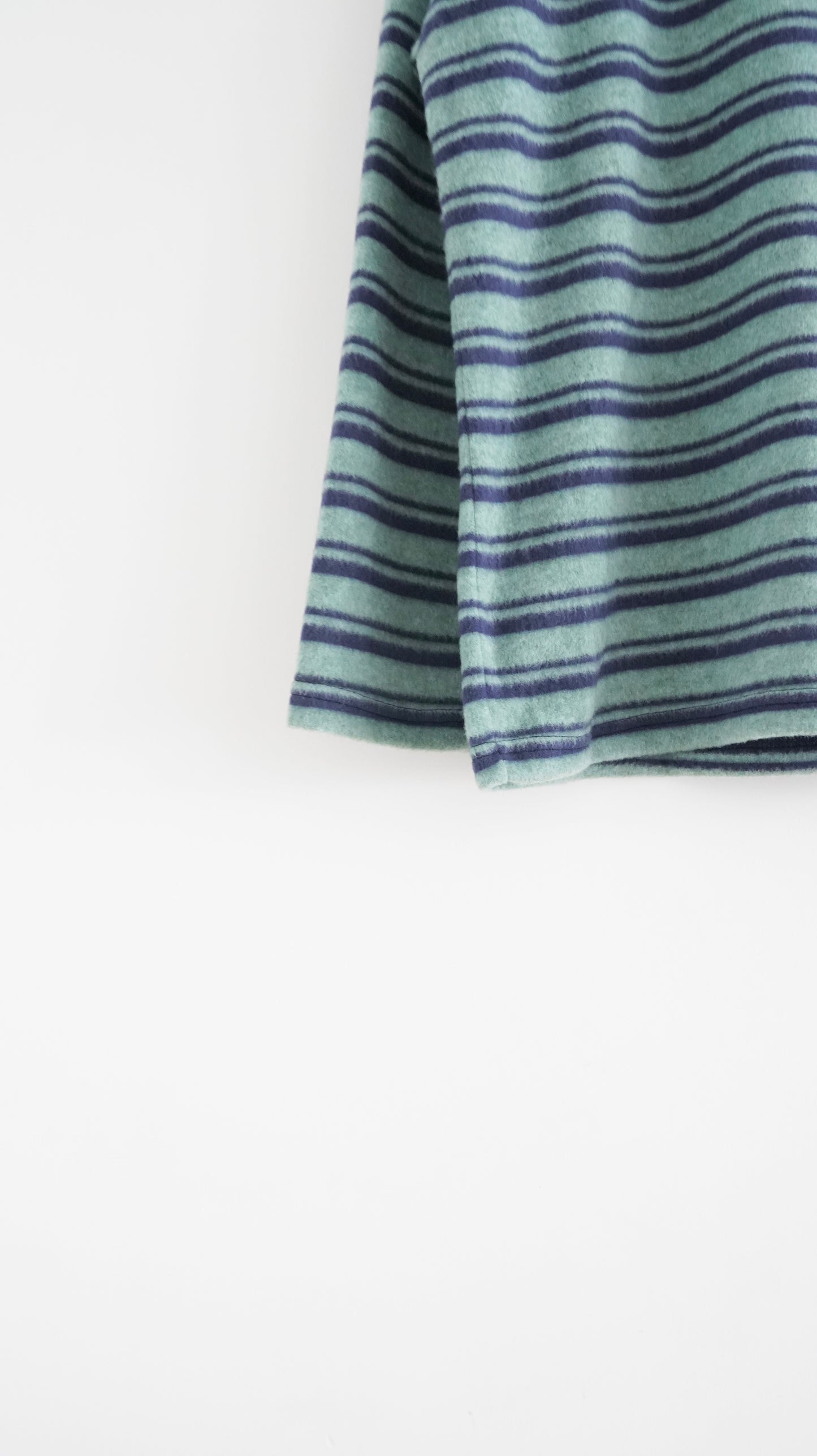 the skagen stripe polo in navy x glaucous green