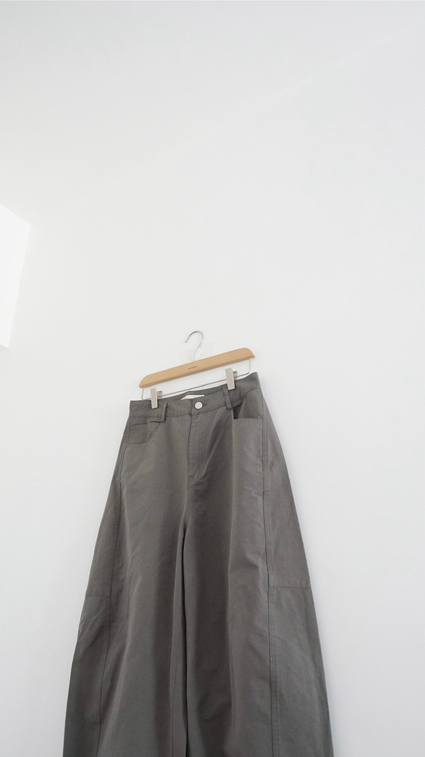 cocoon silhouette tapered pants in charcoal (M)