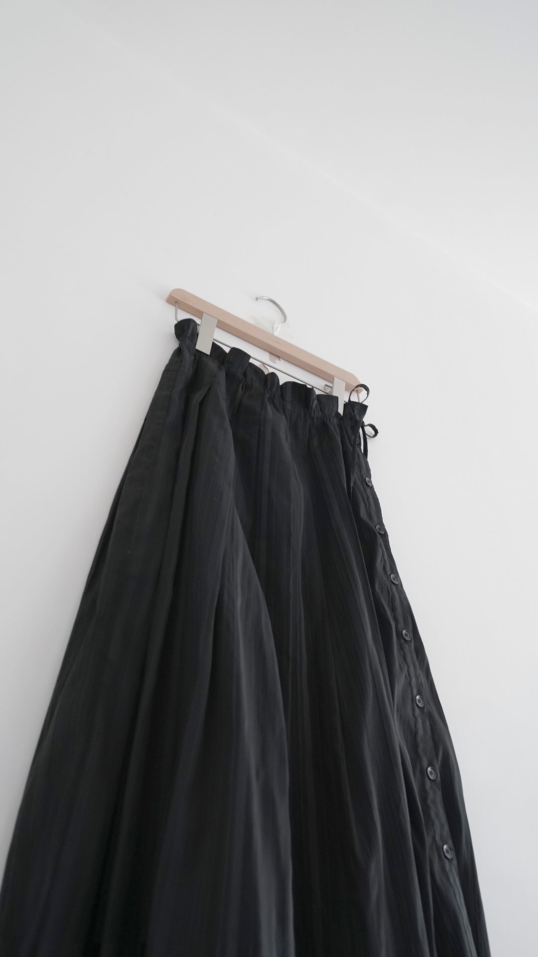 atelier waist pleated maxi skirt in black (pre-order)