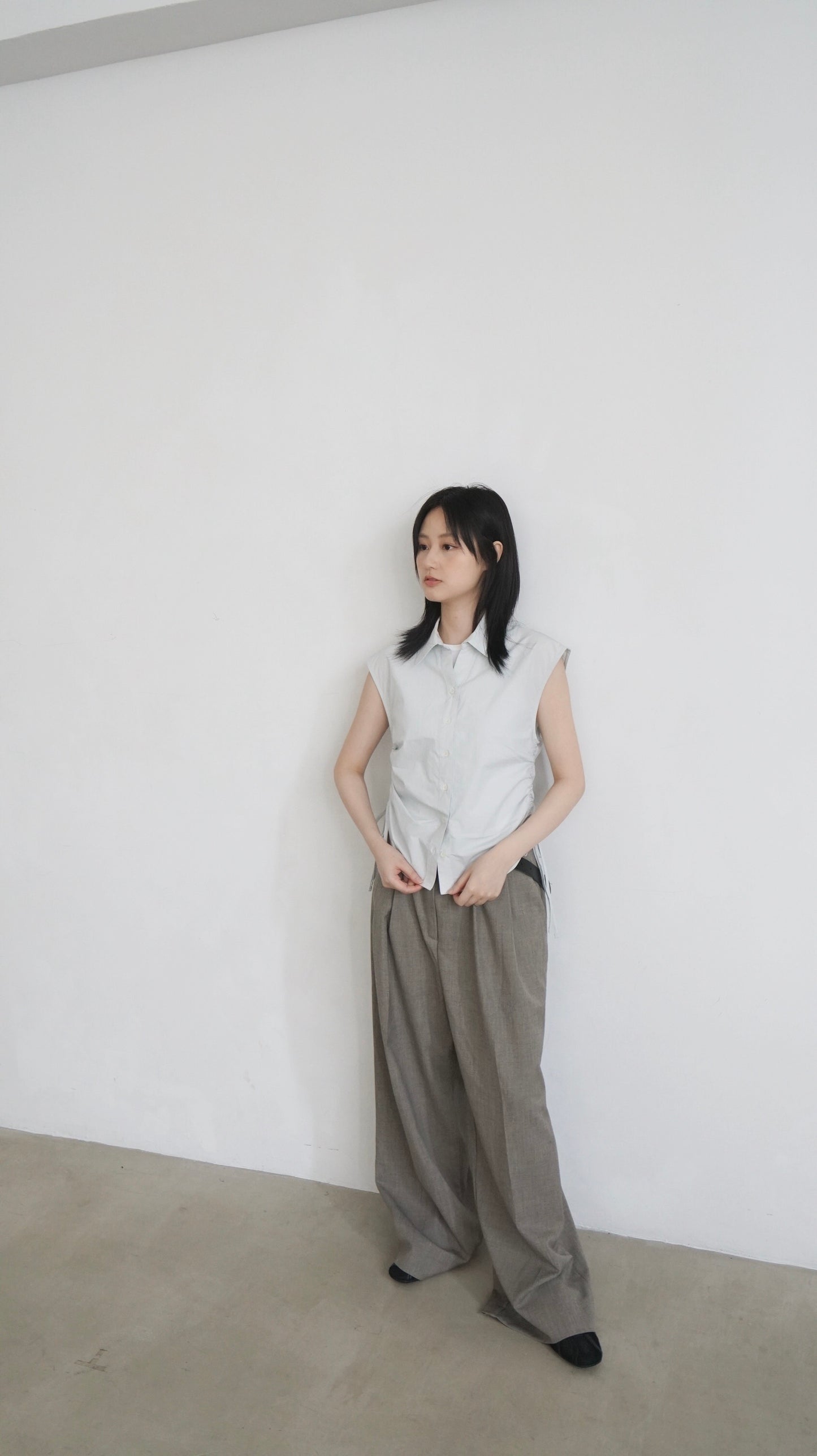 Side pleated ribbon shirt in light grey