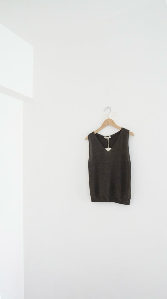high-end v-neck knit tank top in mud oak (pre-order)