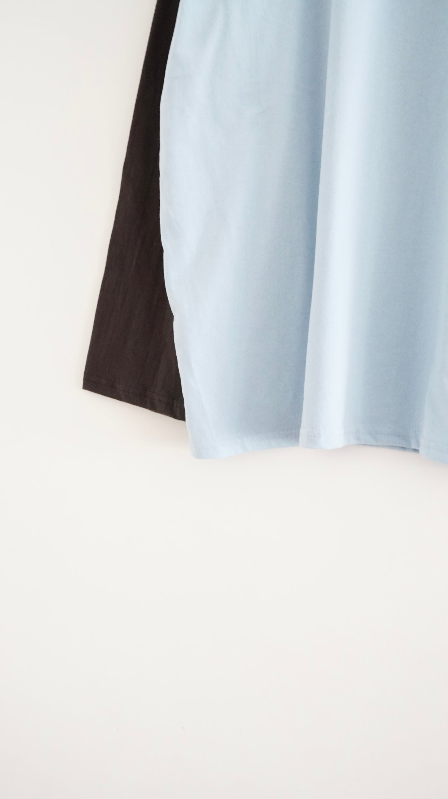 the milo color block tee in dust sora x charcoal (pre-order)