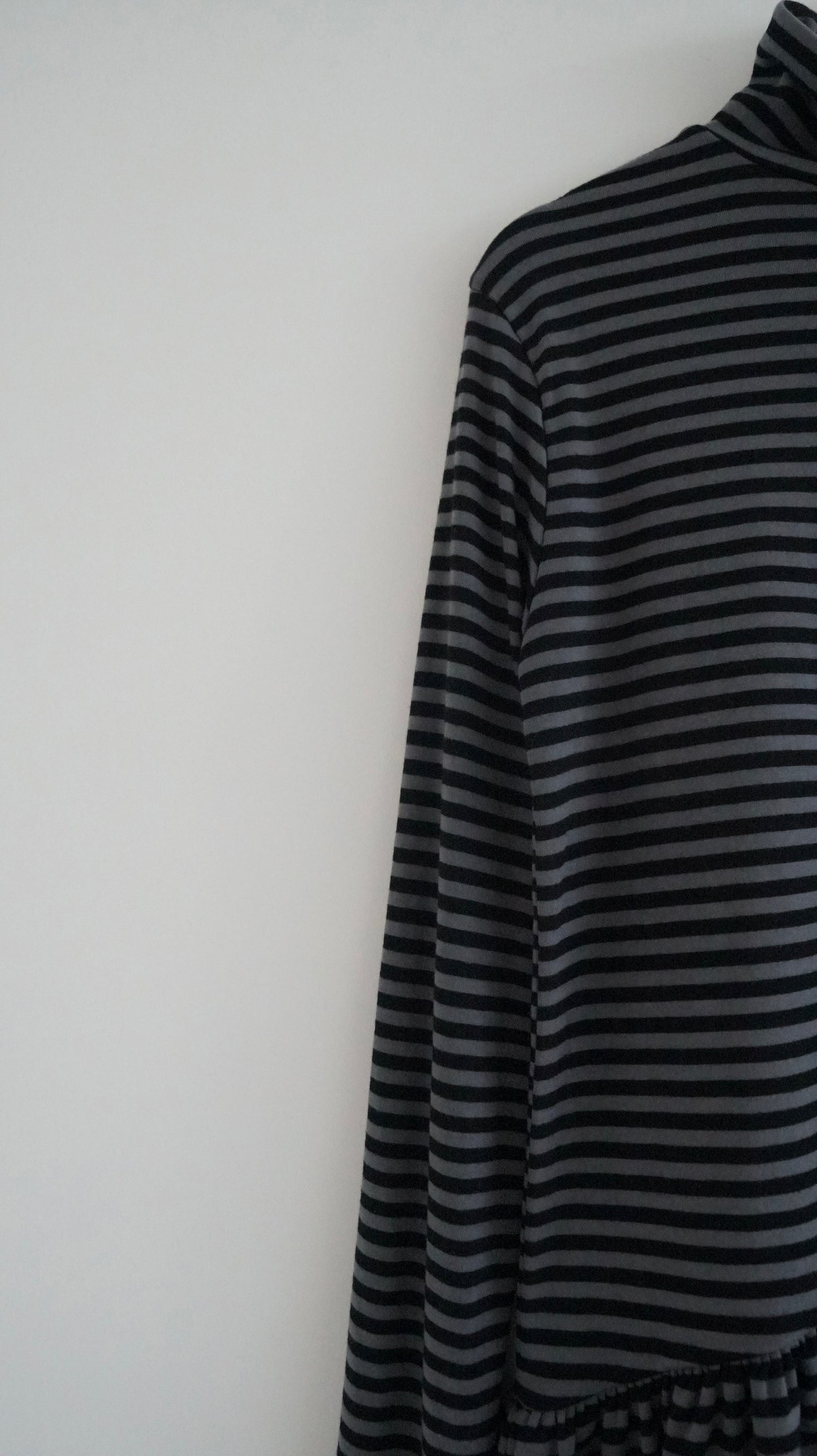 turtle-neck striped inner shirt in black x grey (pre-order)