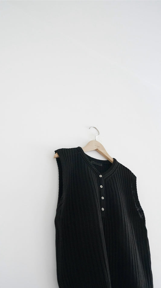 button v-neck knit tank top in black