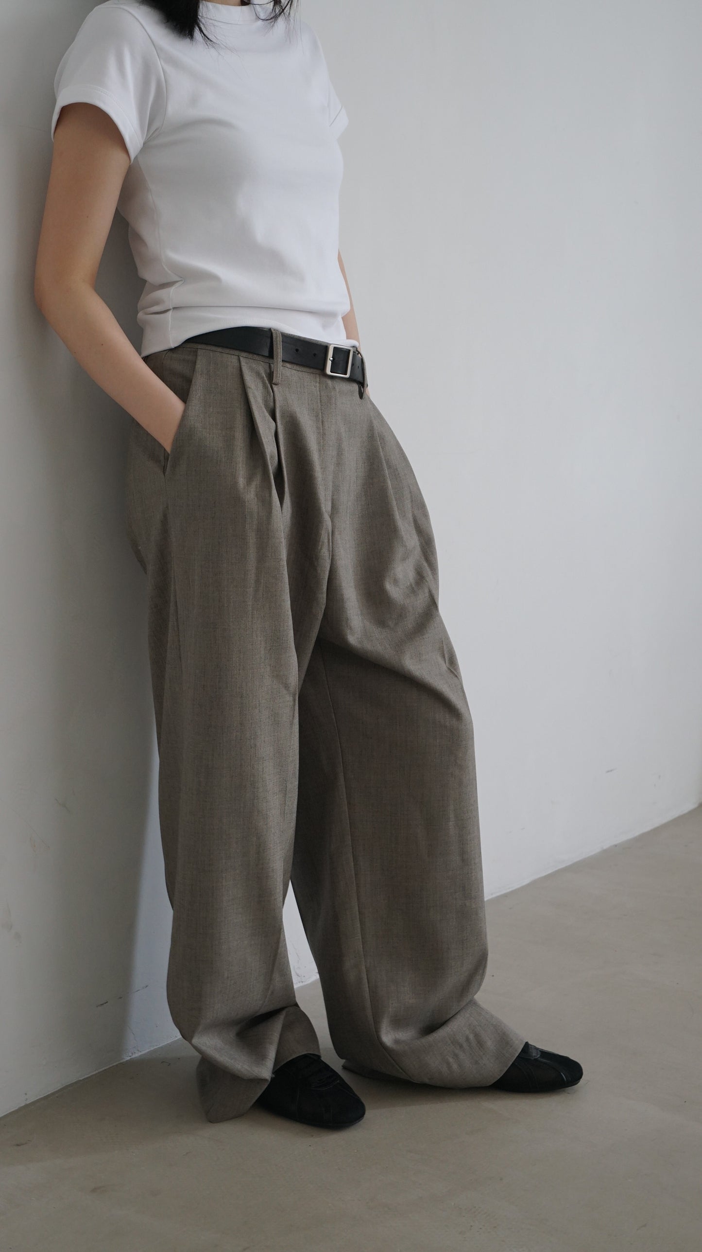 classic low-waisted wide pants in khaki (pre-order)