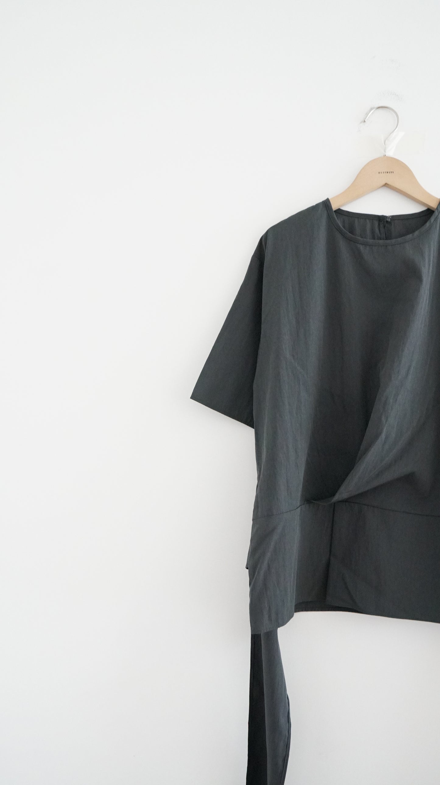 high-end ribbon tee in charcoal (pre-order)