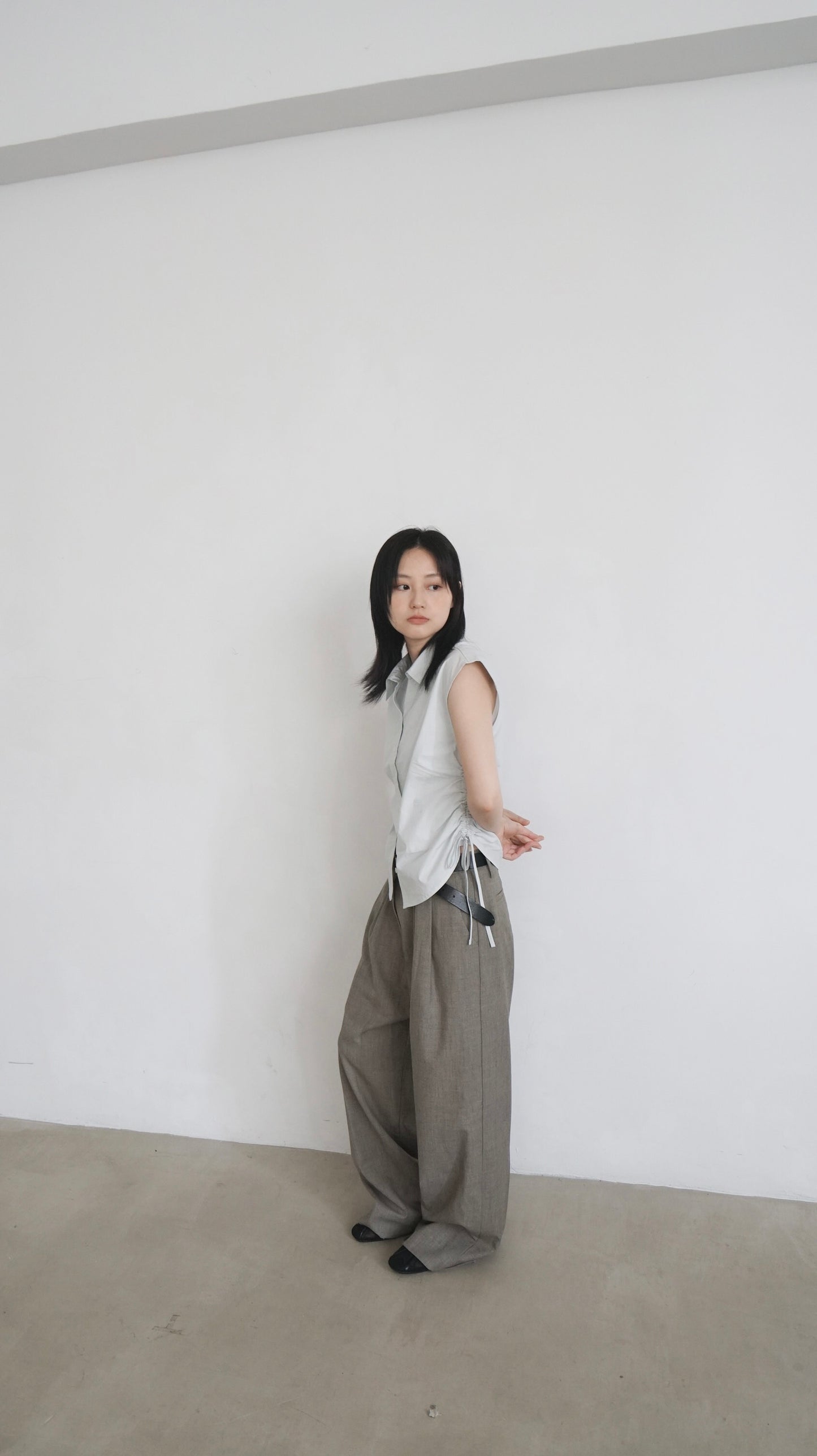 Side pleated ribbon shirt in light grey