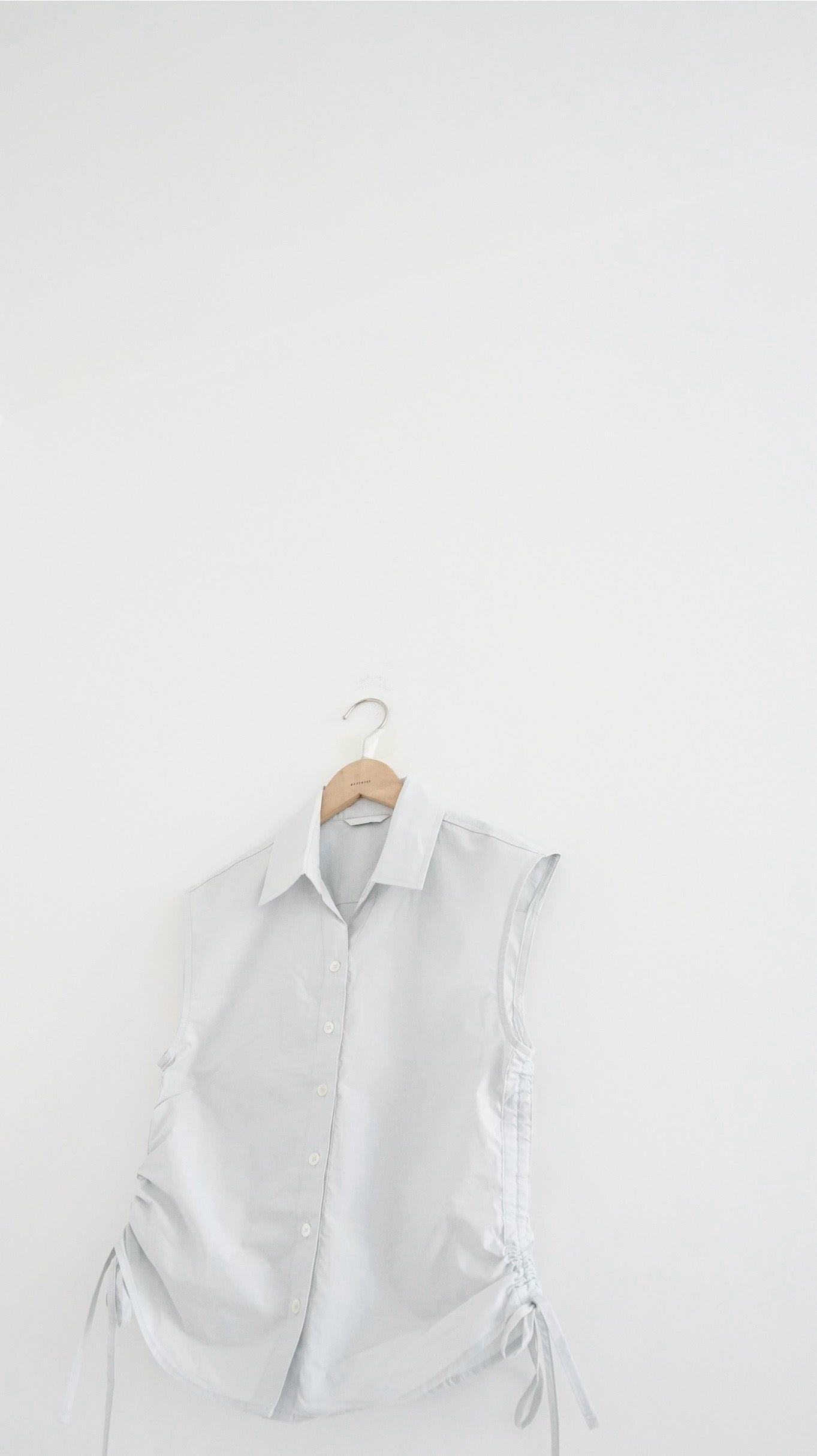 Side pleated ribbon shirt in light grey