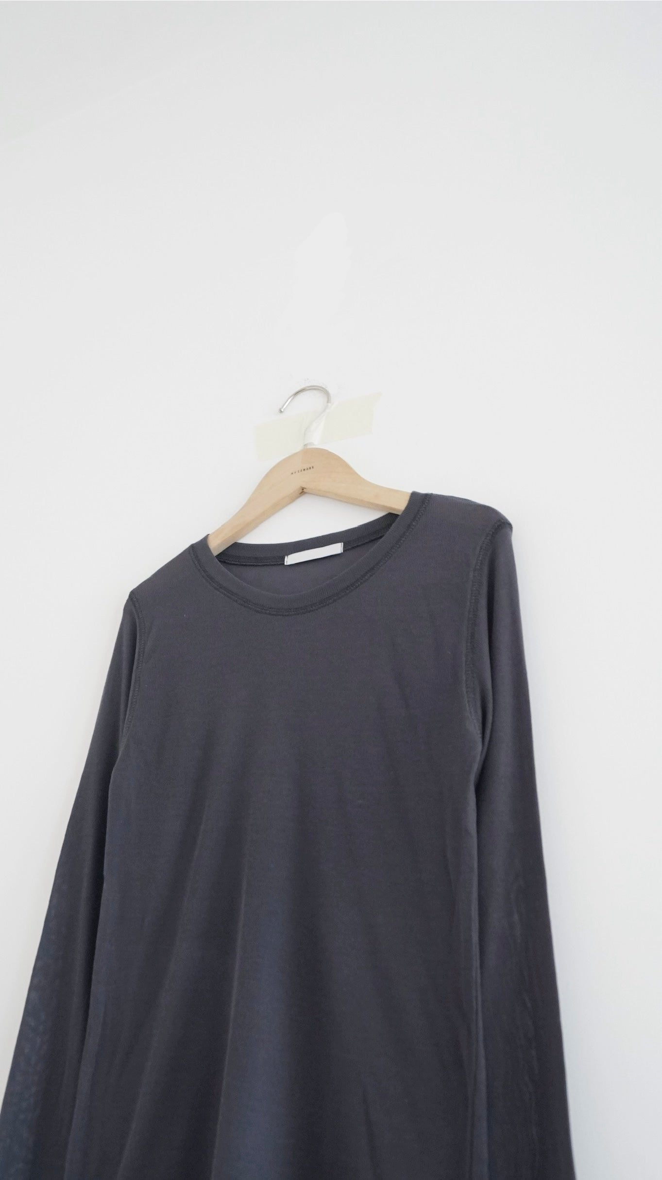 luca layering tee in charcoal(pre-order)