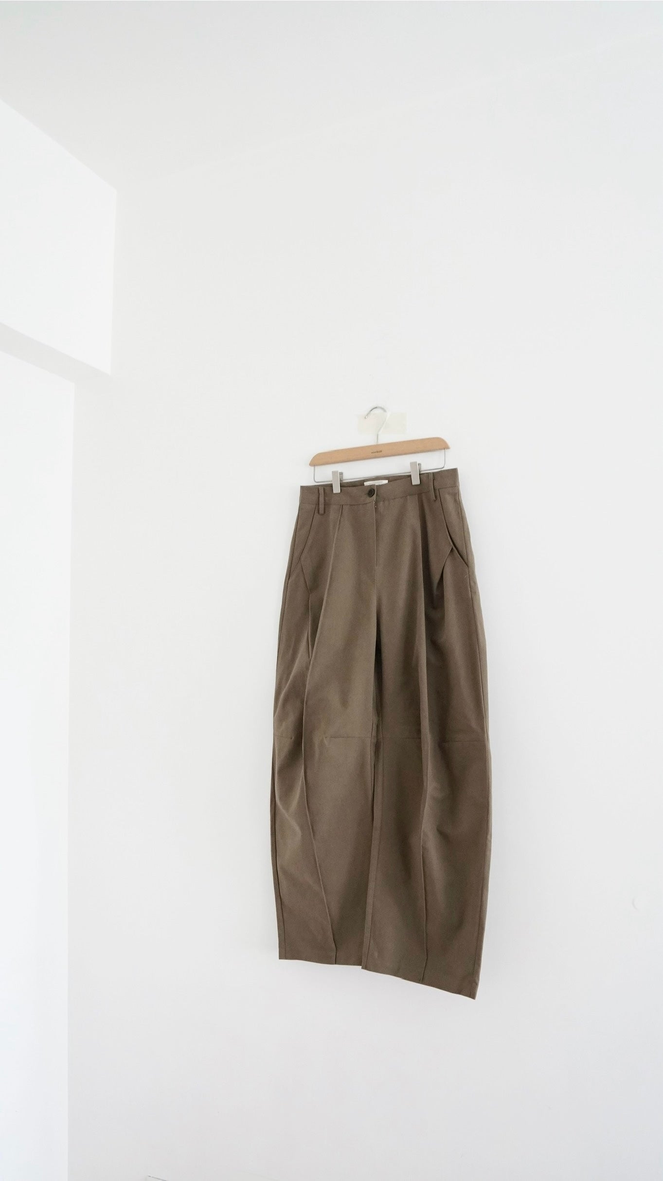 Victor tailored pants in brown (pre-order)