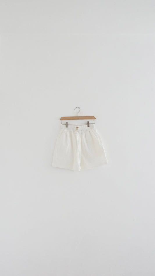 minimalist short in white