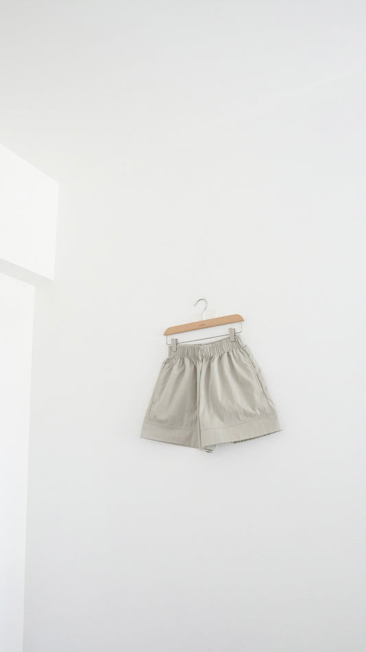 structured hem elastic shorts in beige (pre-order)