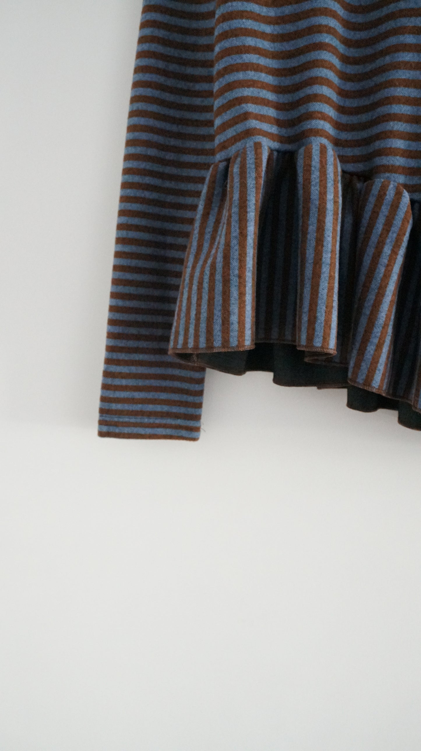 turtle-neck striped inner shirt in blue x brown (pre-order)