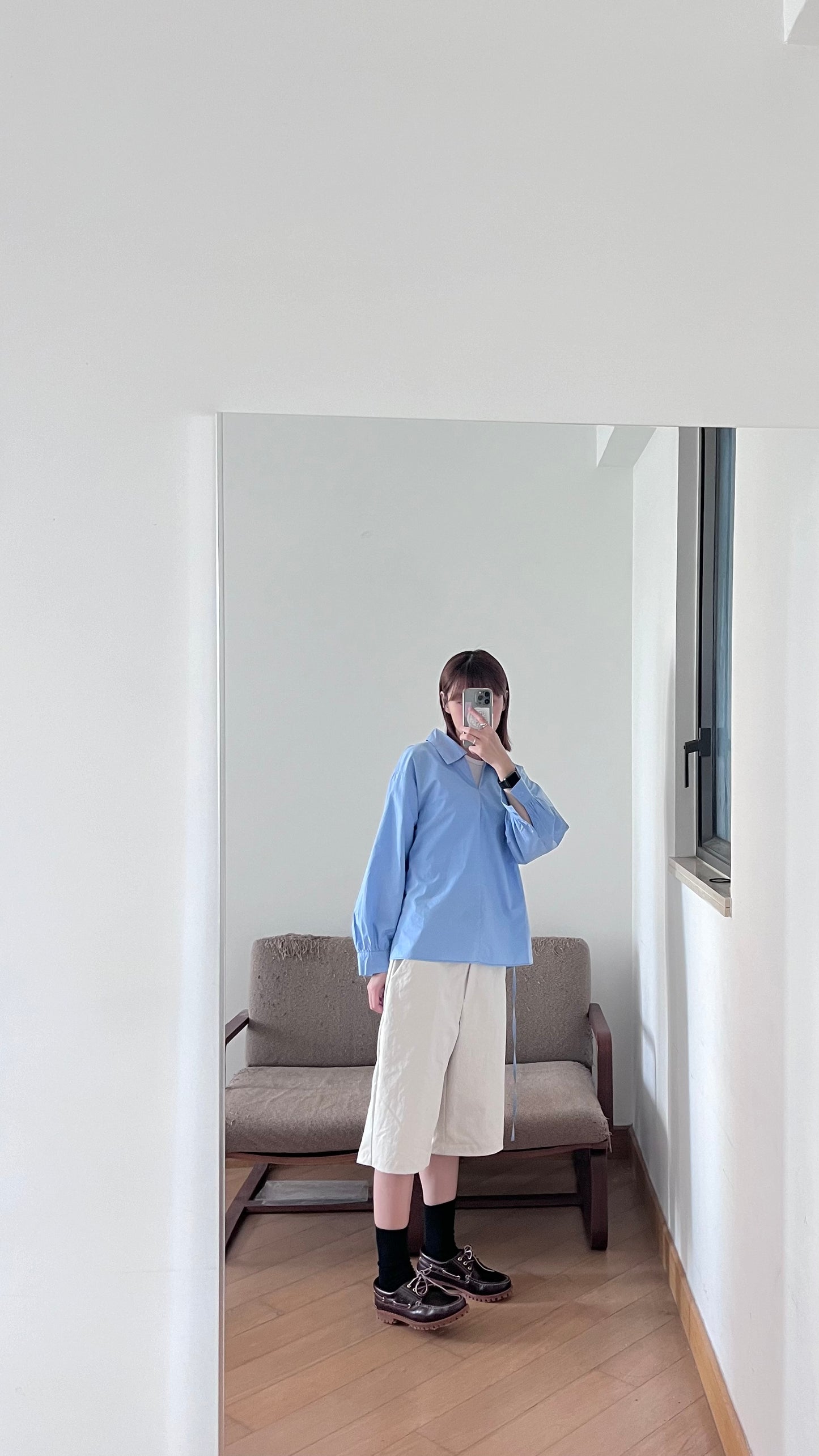 light v-neck shirt in lake blue (flawed)