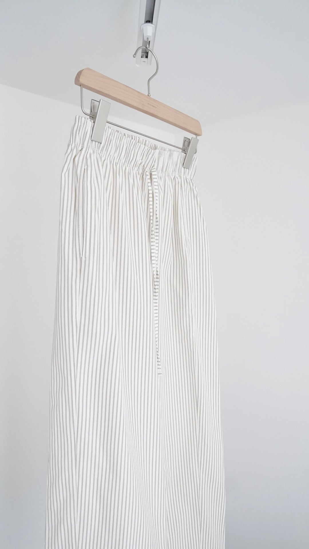 light like striped pants in beige (pre-order)