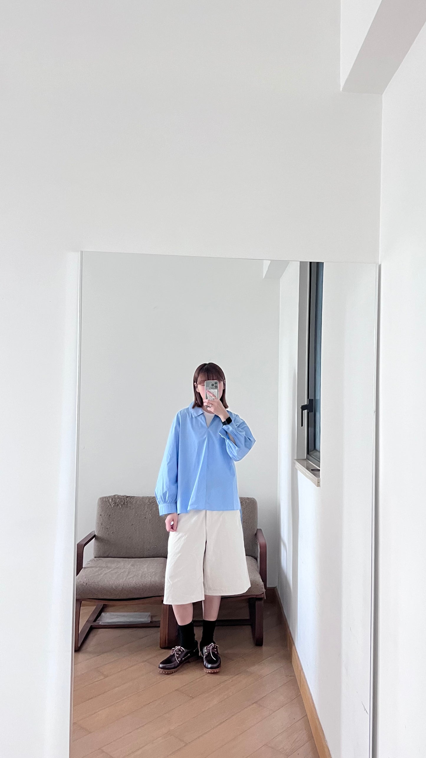 light v-neck shirt in lake blue (flawed)
