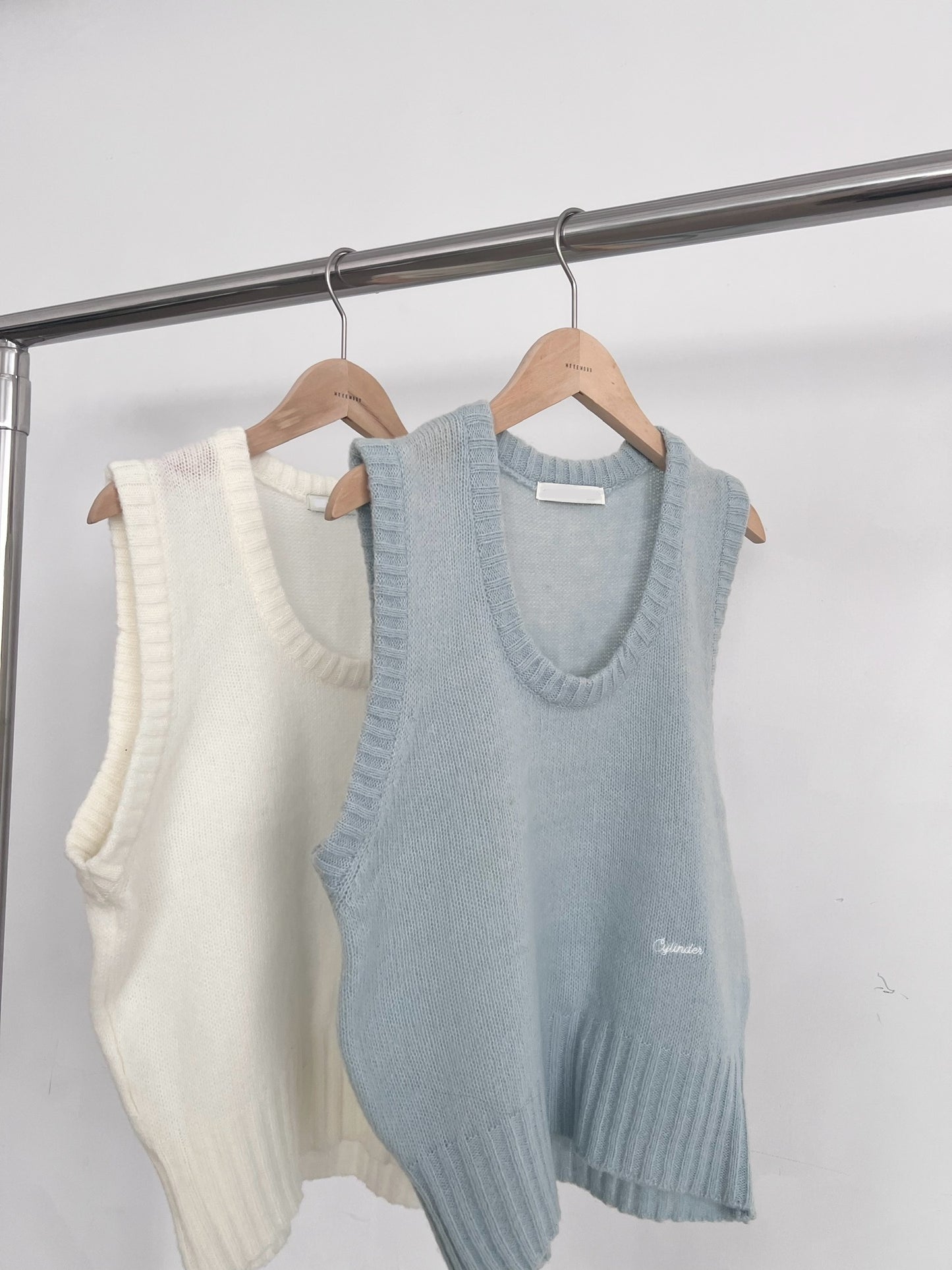 sheer knit vest in sora ( pre-order )