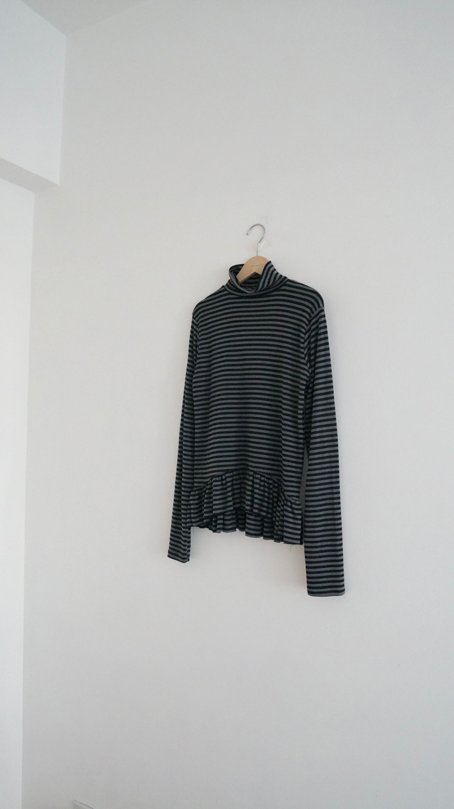 turtle-neck striped inner shirt in black x grey (pre-order)