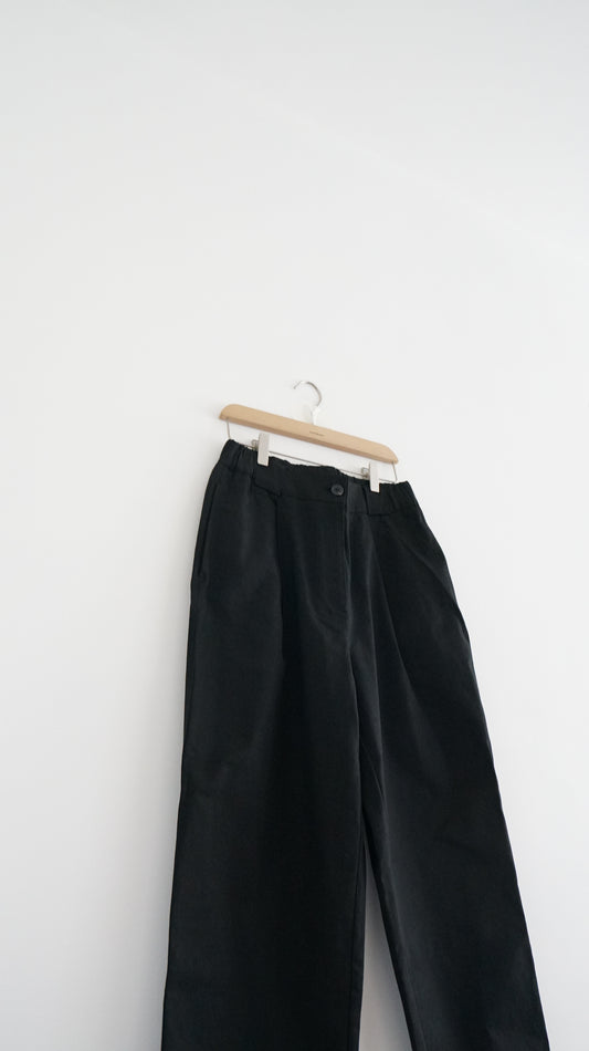 tapered nine pants in black (M)