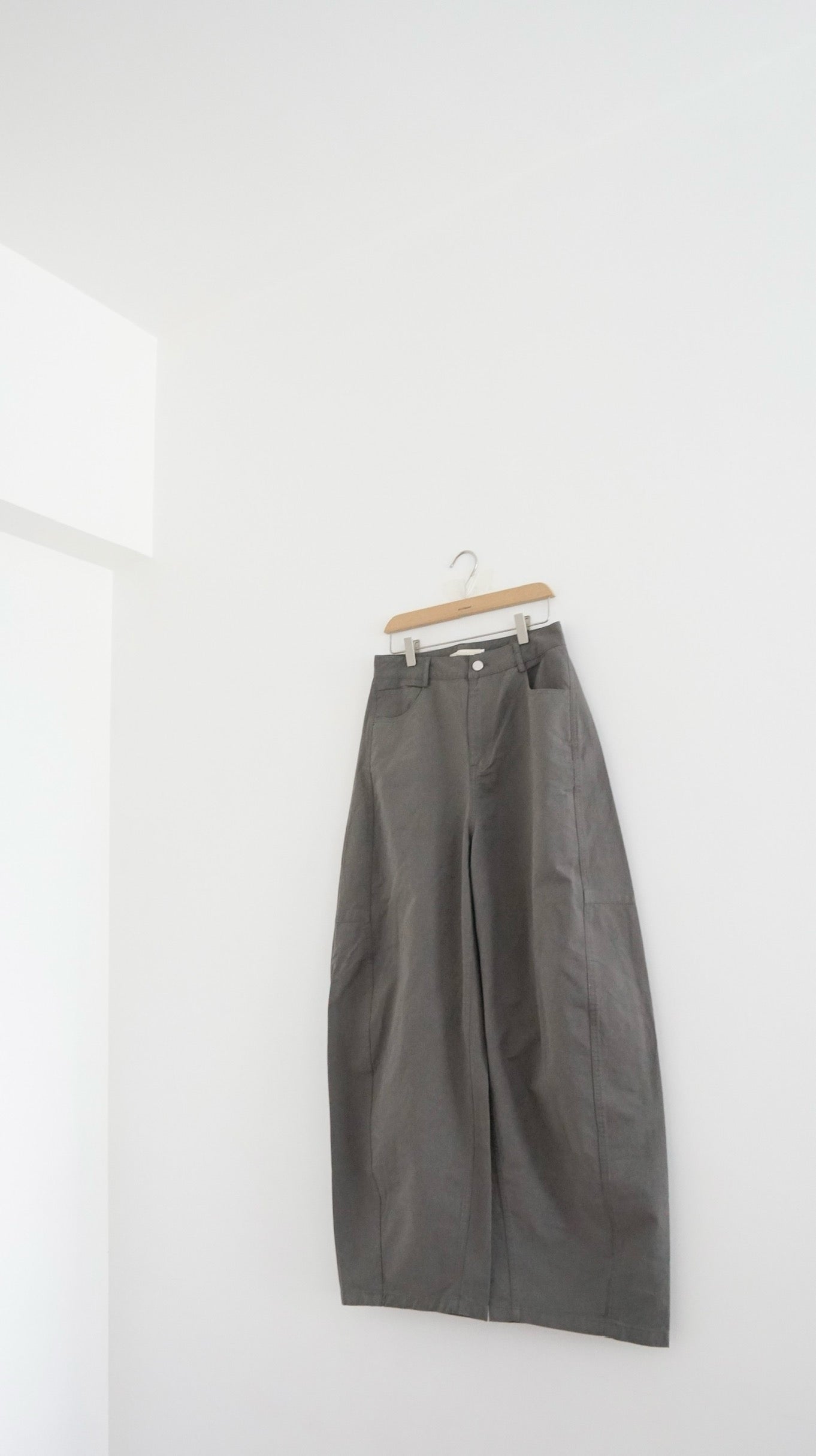 cocoon silhouette tapered pants in charcoal (M)