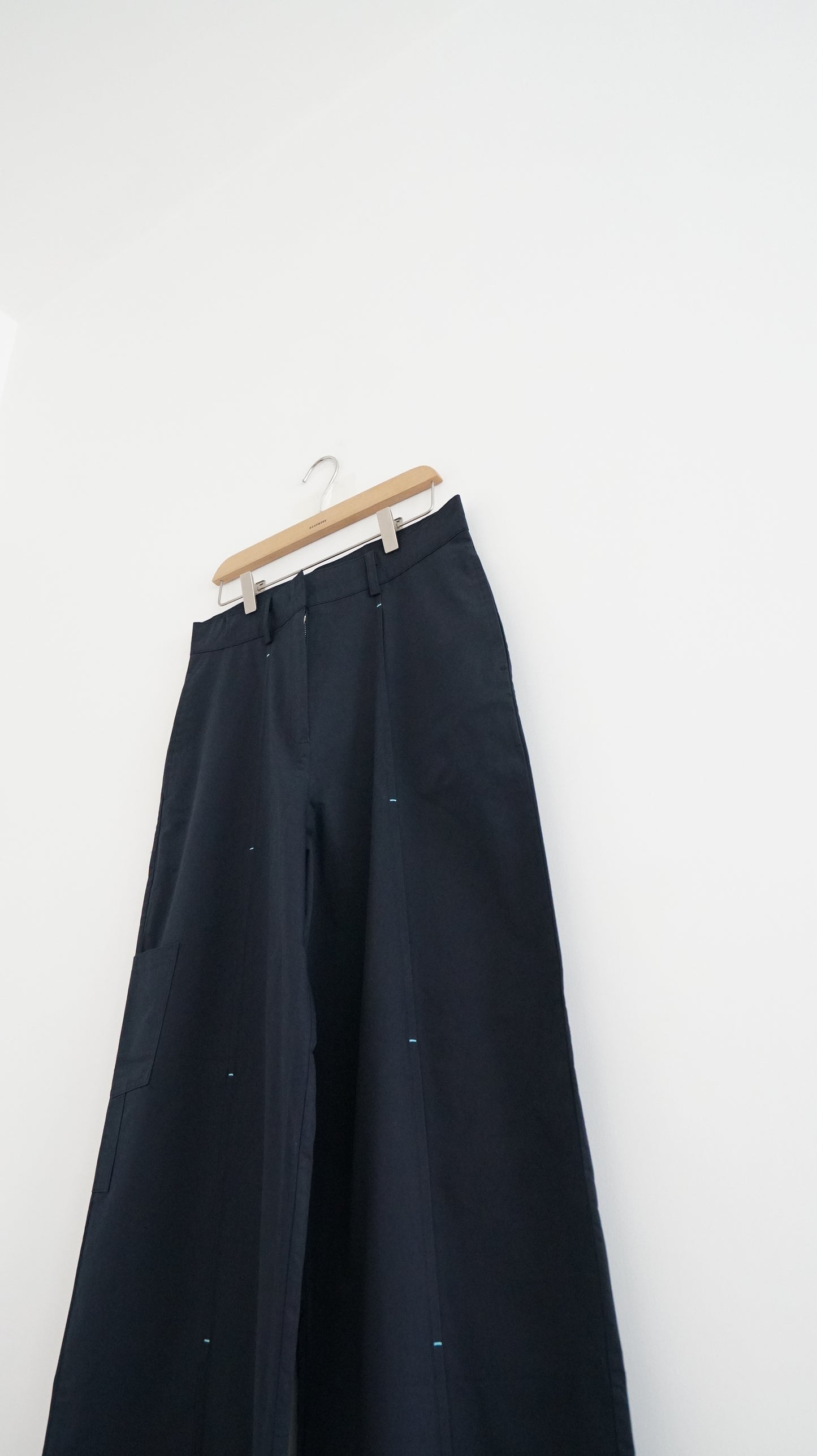 pleatline pants in navy (M)